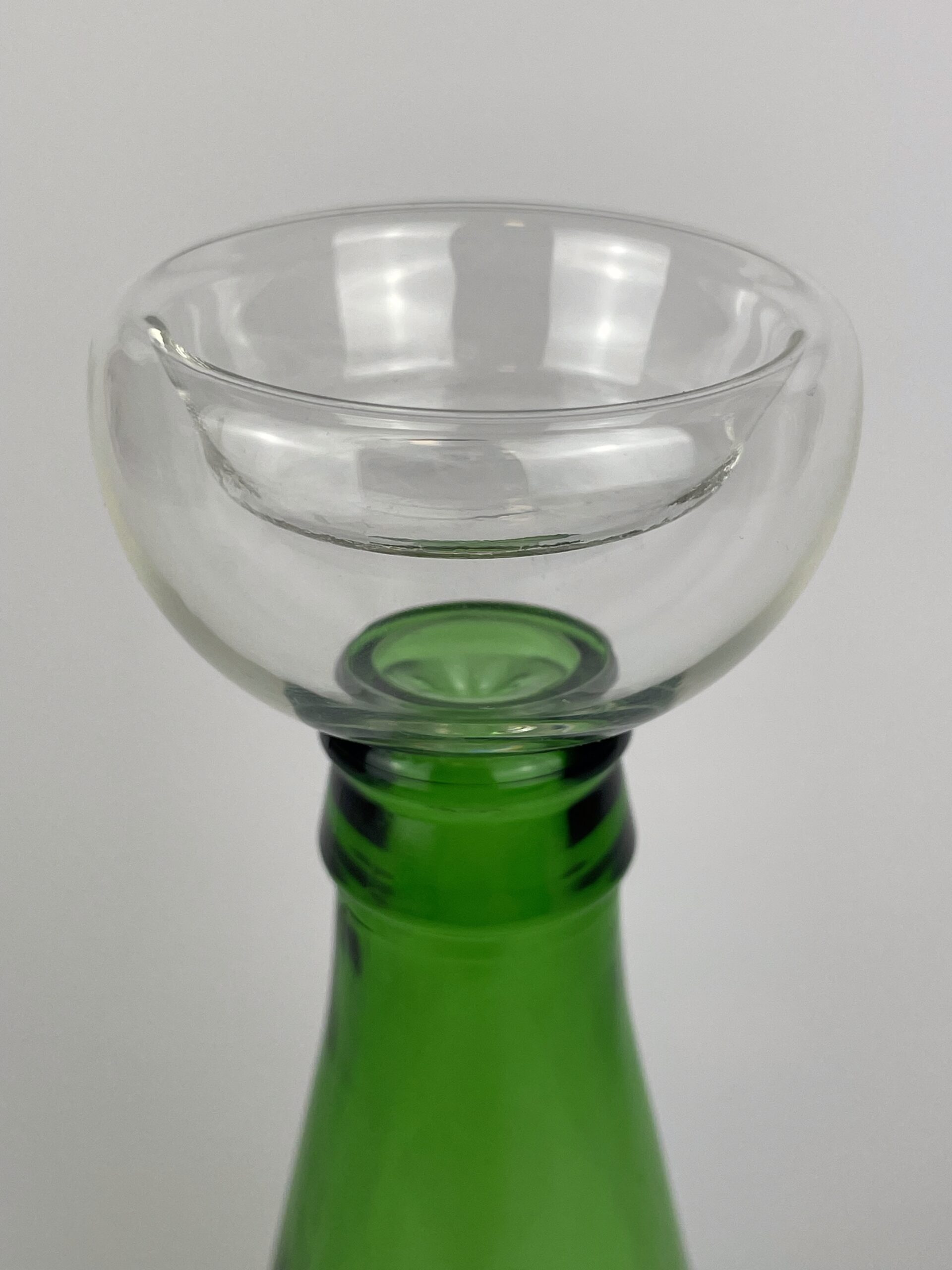 zielony szklany świecznik