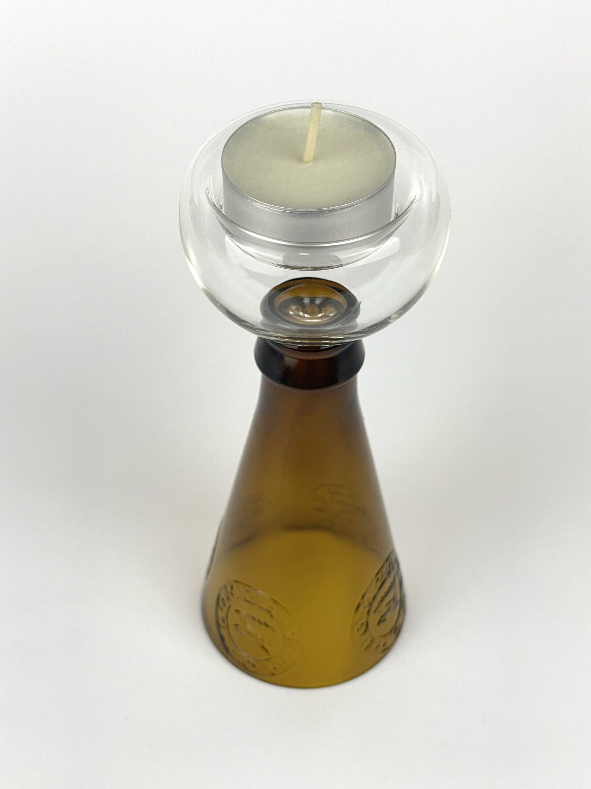 brązowy szklany świecznik