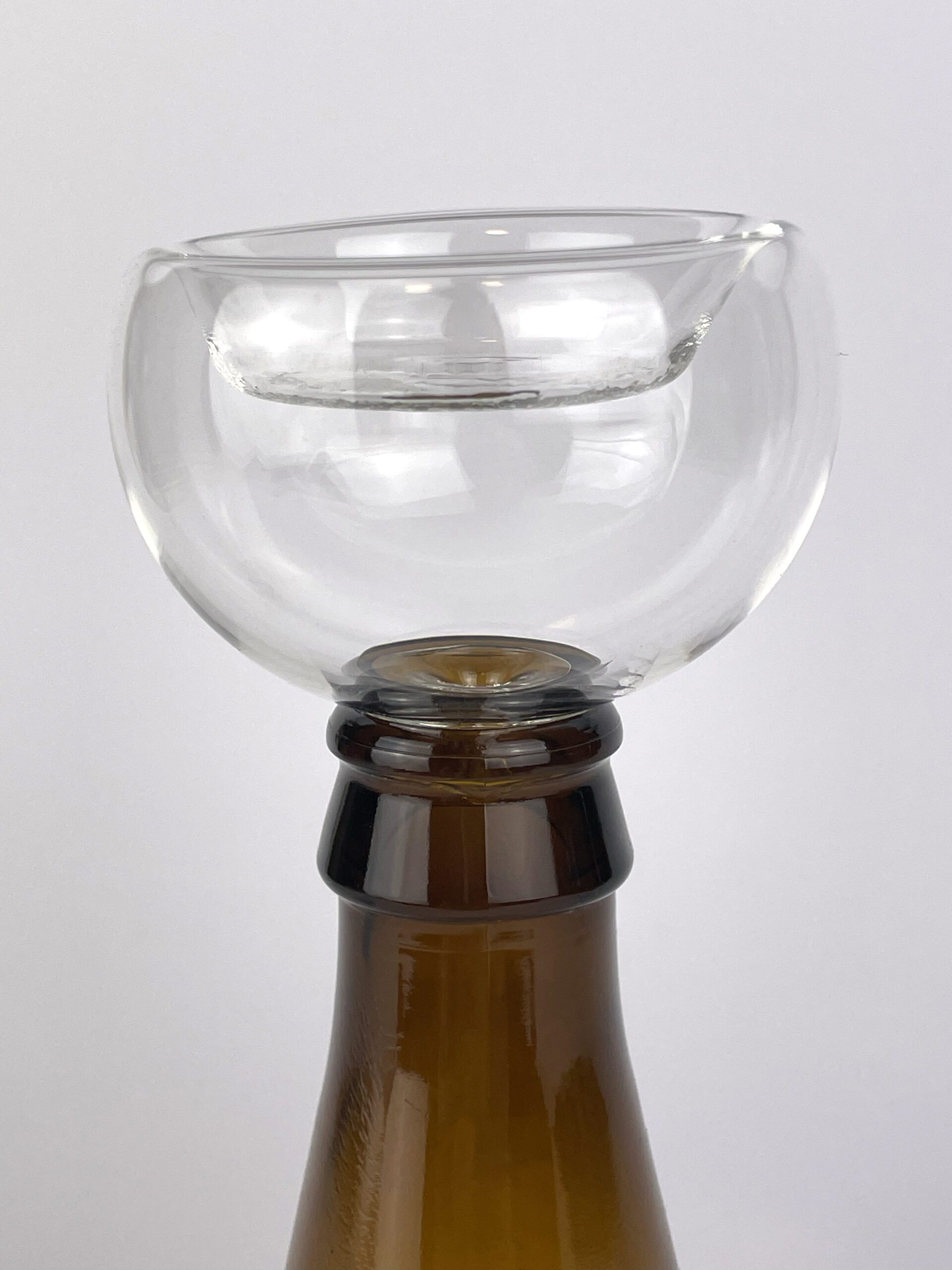 brązowy szklany świecznik