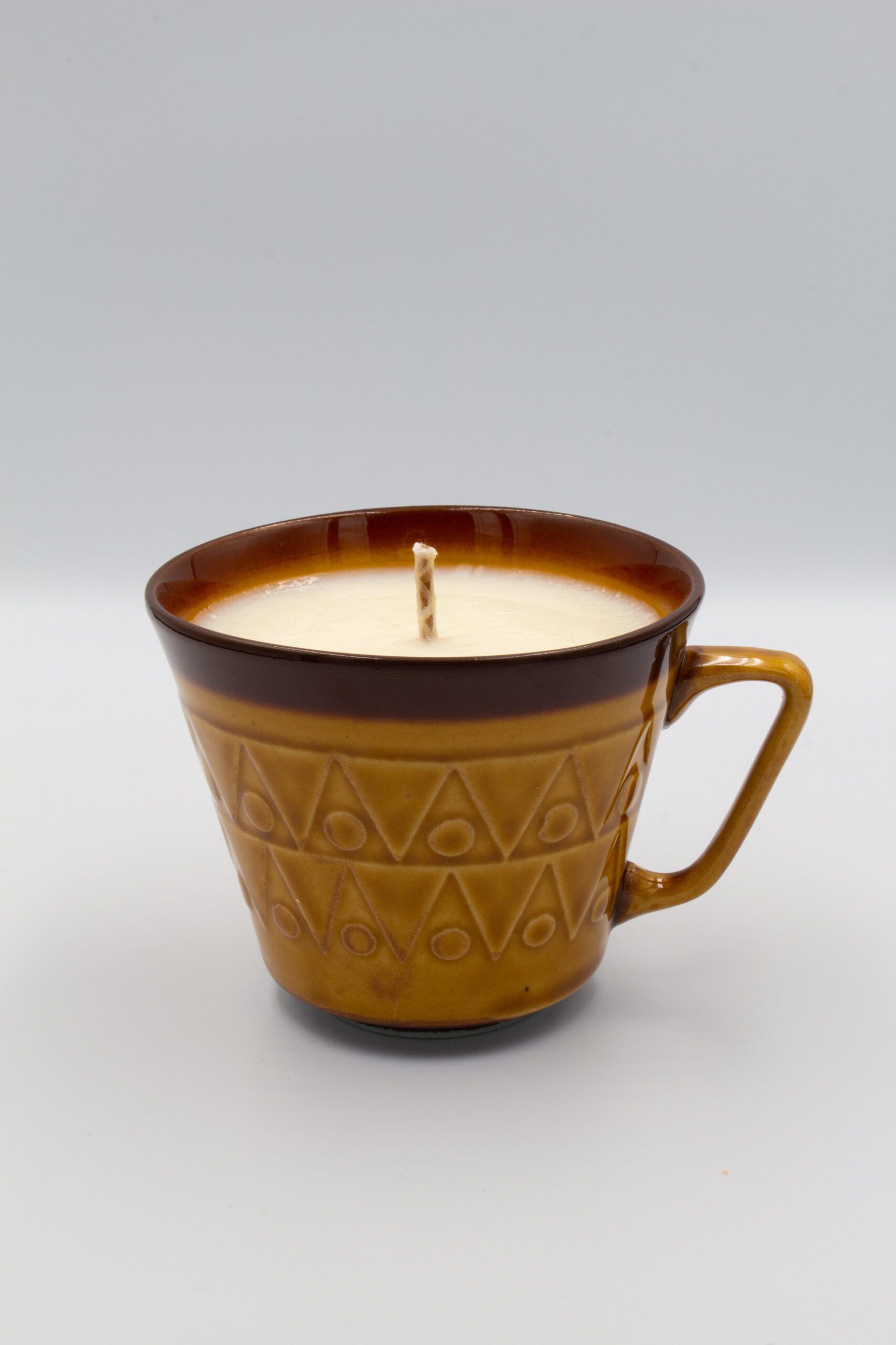 świeca w filiżance