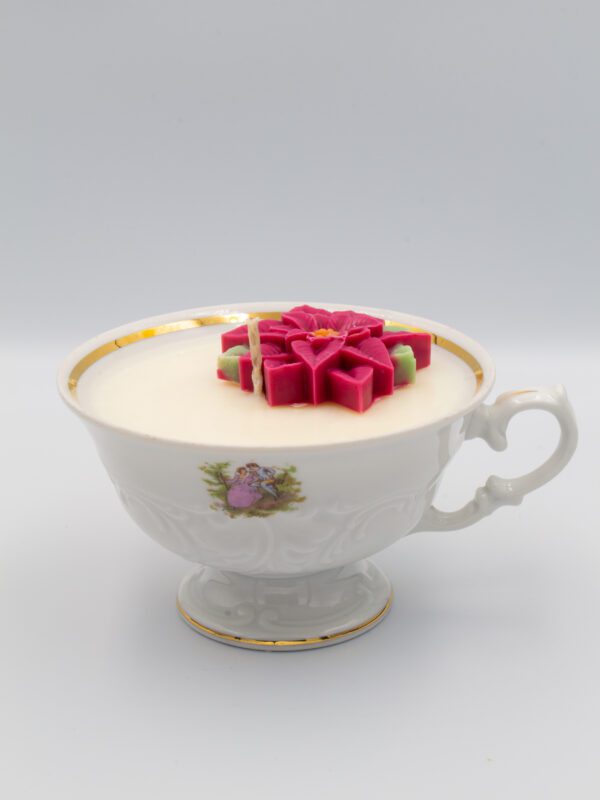 świeca w filiżance