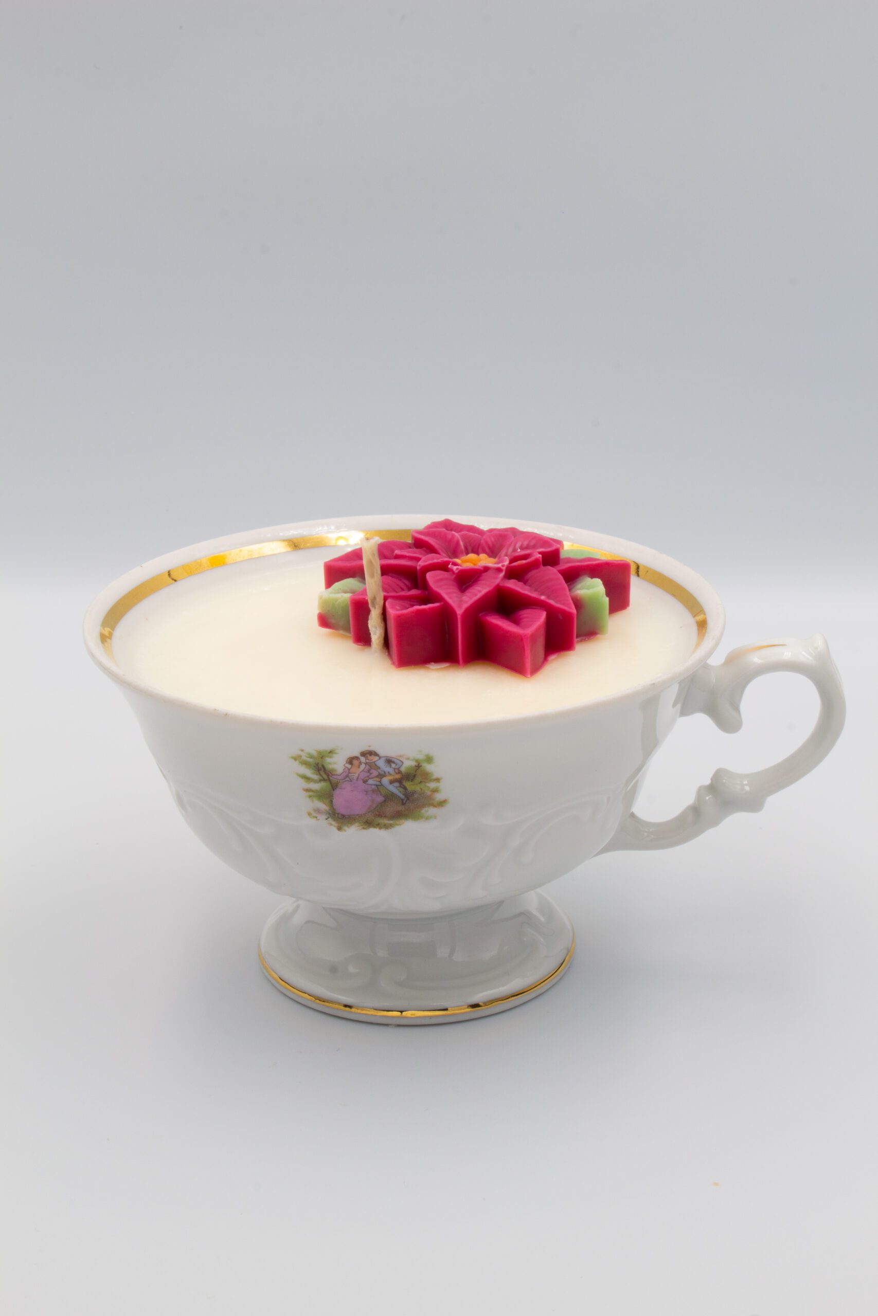 świeca w filiżance